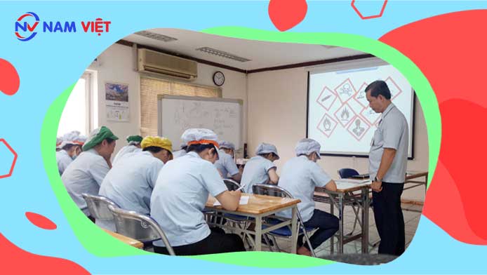 Xác định và gắn nhãn các vùng nguy hiểm trong môi trường làm việc để người lao động biết cách tránh.