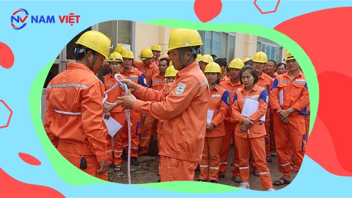 Xác định và gắn nhãn các vùng nguy hiểm trong môi trường làm việc để người lao động biết cách tránh.