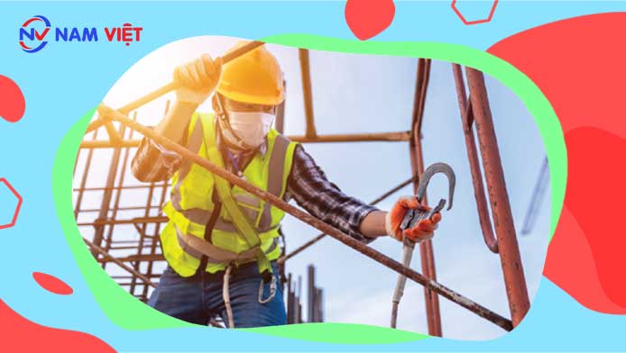 Đảm bảo rằng người lao động được đào tạo về cách sử dụng các thiết bị và công cụ an toàn, cũng như biết cách ứng phó với các tình huống nguy hiểm.