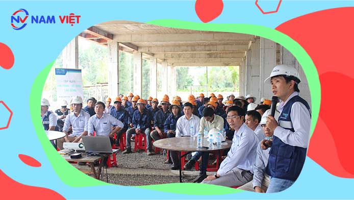 Đảm bảo rằng người lao động được đào tạo về cách sử dụng các thiết bị và công cụ an toàn, cũng như biết cách ứng phó với các tình huống nguy hiểm.