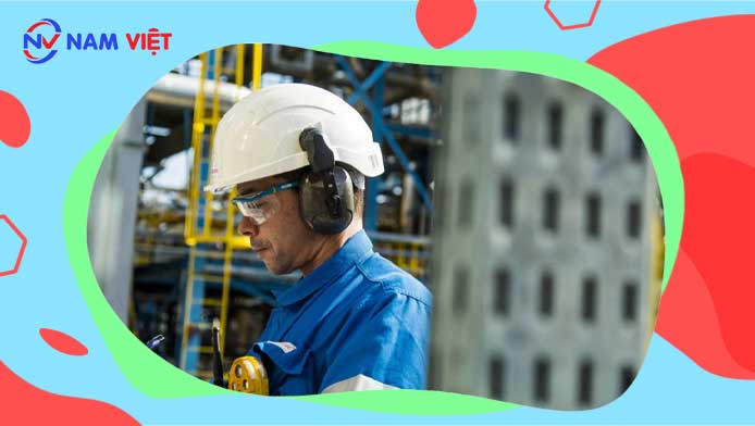 Đảm bảo rằng người lao động được đào tạo về cách sử dụng các thiết bị và công cụ an toàn, cũng như biết cách ứng phó với các tình huống nguy hiểm.