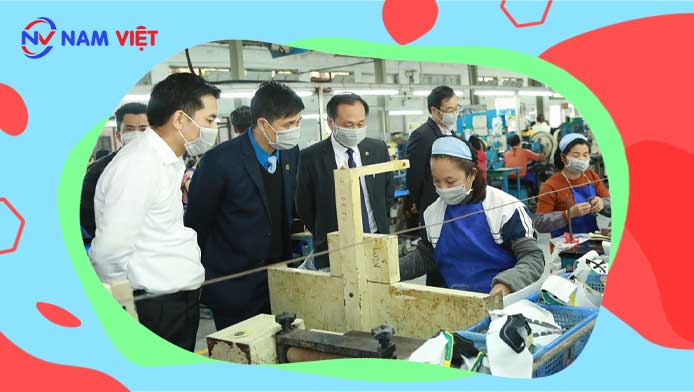 Đảm bảo rằng người lao động được đào tạo về cách sử dụng các thiết bị và công cụ an toàn, cũng như biết cách ứng phó với các tình huống nguy hiểm.