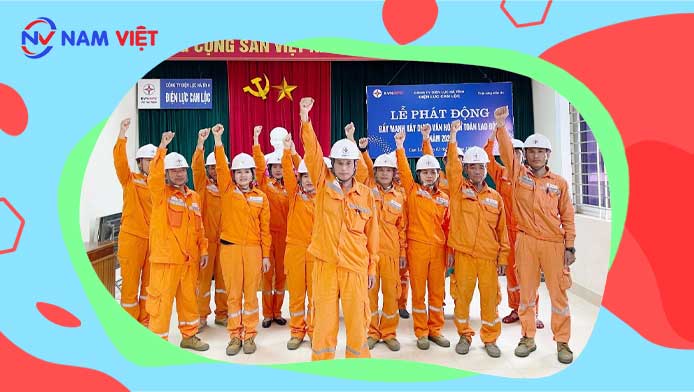Đảm bảo rằng người lao động được đào tạo về cách sử dụng các thiết bị và công cụ an toàn, cũng như biết cách ứng phó với các tình huống nguy hiểm.