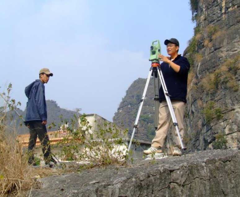 Traverse 2 monument on rock base, size 20x20cm